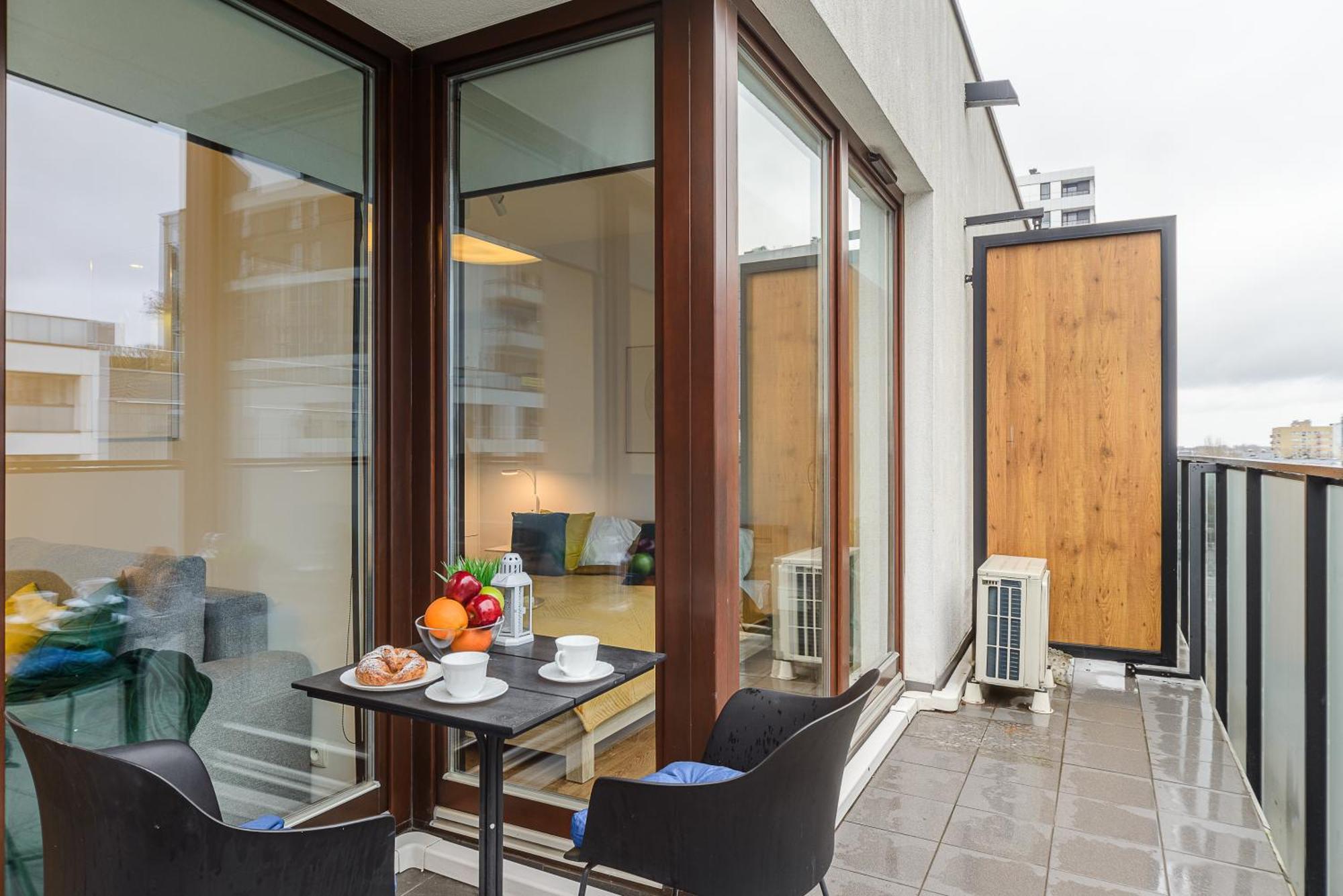 Cozy Family Apartments With Balcony Near Zlote Tarasy وارسو الغرفة الصورة
