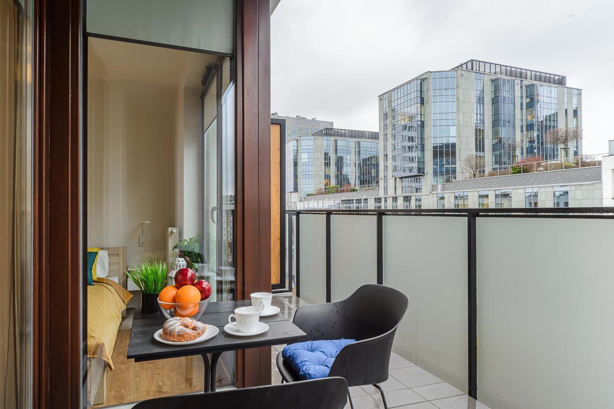 Cozy Family Apartments With Balcony Near Zlote Tarasy وارسو الغرفة الصورة