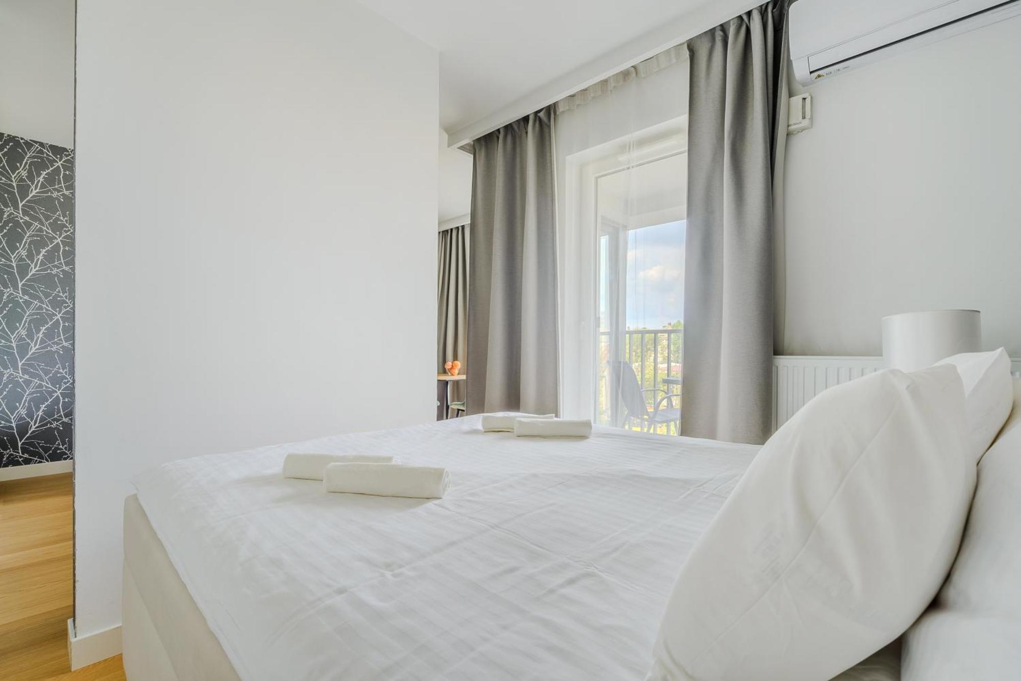 Cozy Family Apartments With Balcony Near Zlote Tarasy وارسو الغرفة الصورة